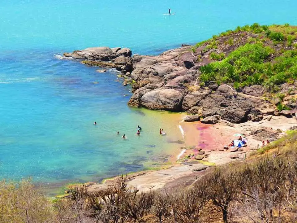 Praia da Areia Vermelha em Guarapari: O Refúgio Perfeito de Águas Calmas em Guarapari