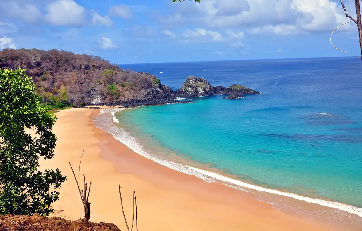 As 10 Praias Mais Lindas do Nordeste para Viajar em 2026 3 Baía do Sancho
Praias Mais Lindas do Nordeste