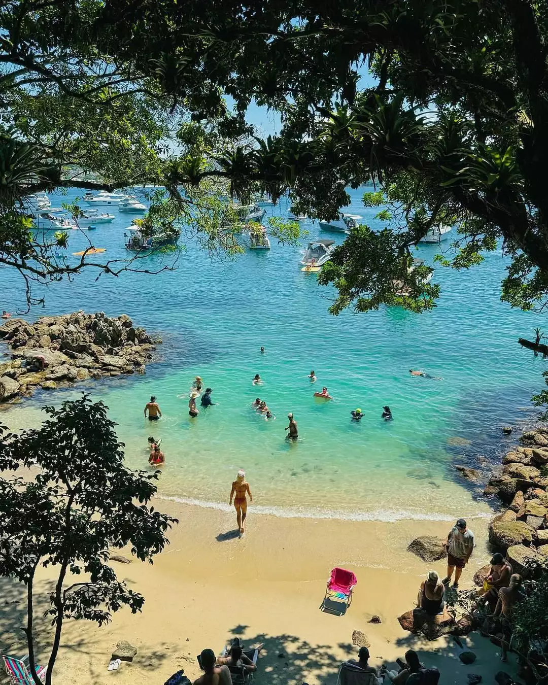 praia do bigua a menor praia de bombinhas. santa catarina