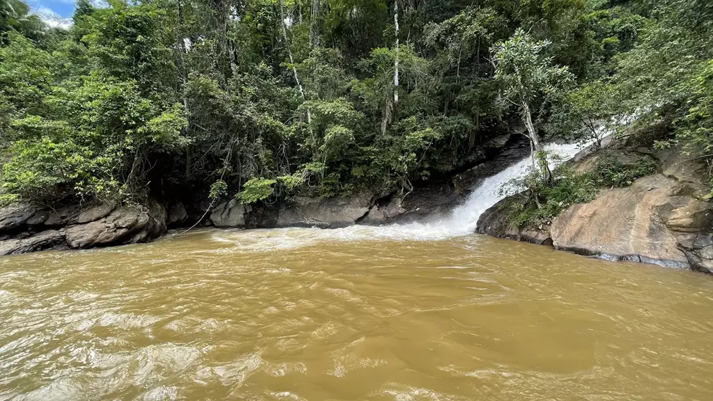 cachoeiras escondidas de Guarapari com quedas d'água mata atlântica piscina natural e trilha rural