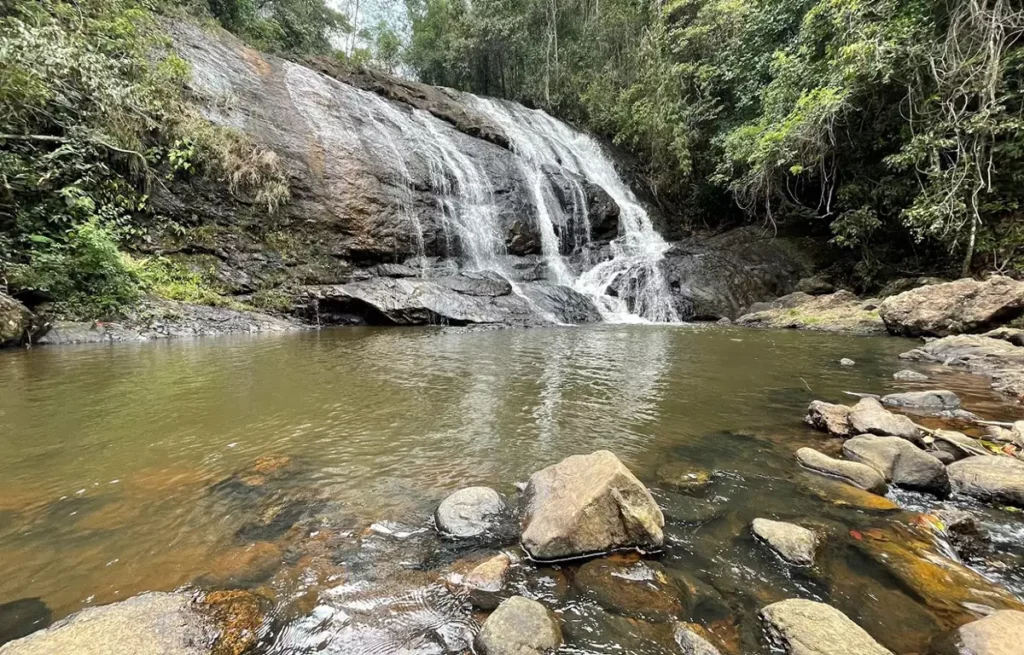 cachoeiras escondidas de Guarapari com quedas d'água mata atlântica piscina natural e trilha rural