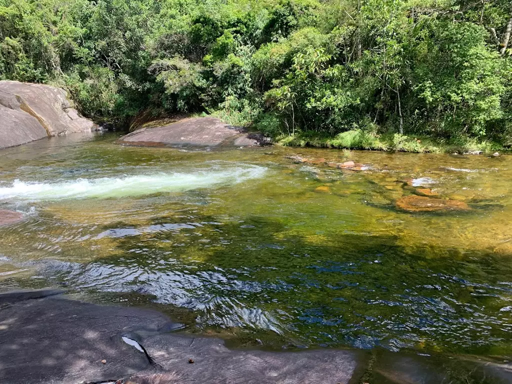 Pedra Roxa: Um Refúgio de Águas Cristalinas 1 Pedra Roxa (Ibitirama)