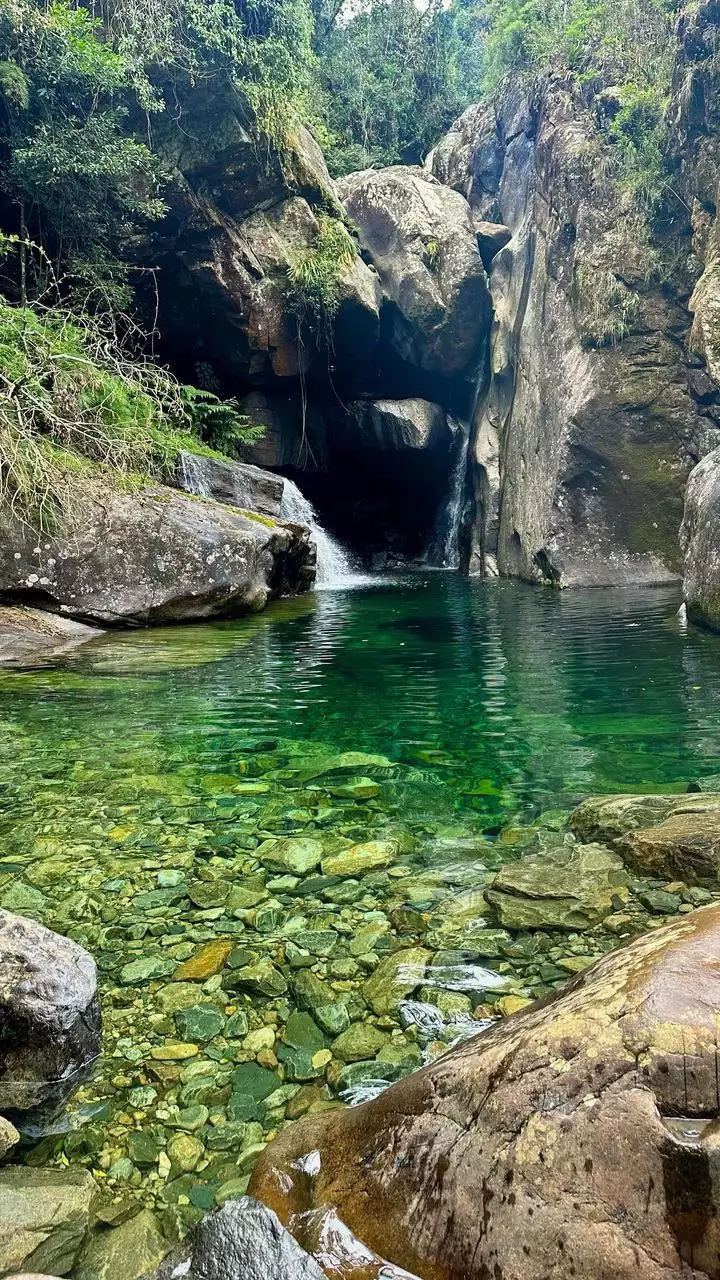 Poço das Antas em Iúna com águas esverdeadas e pedras no Caparaó