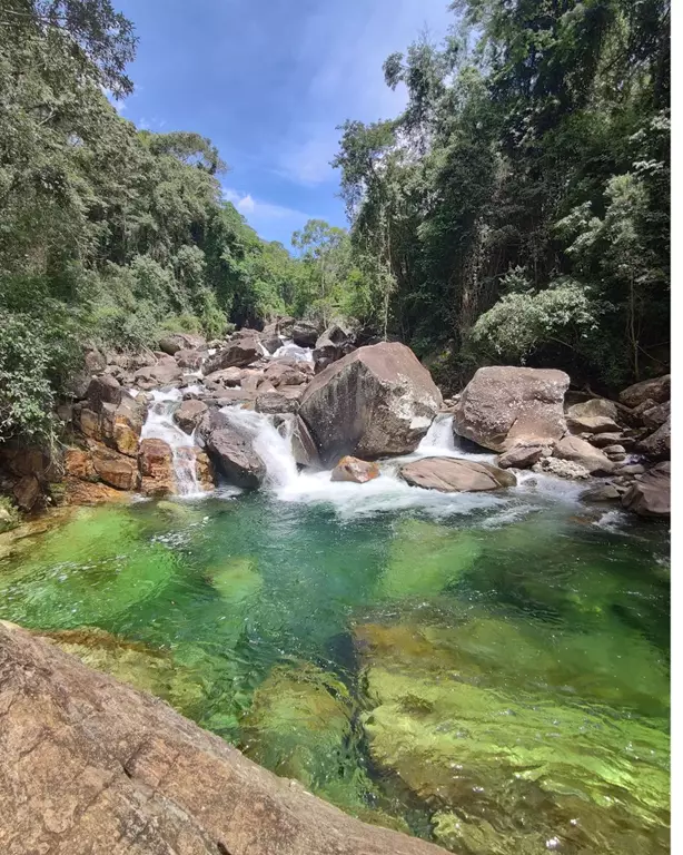 Poço do Egito em Iúna no Caparaó com água cristalina e pedras
