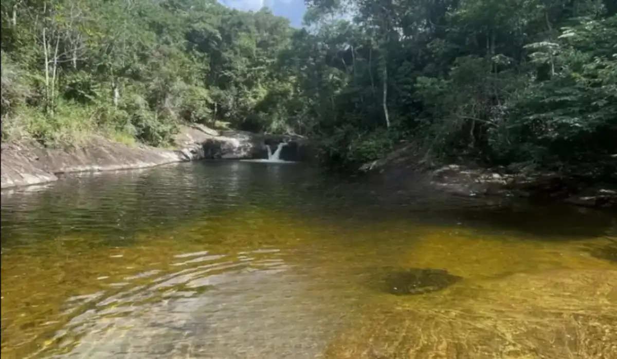 Vista da Cachoeira do Granito com suas pedras lisas e piscina natural em Ibitirama, Espírito Santo.