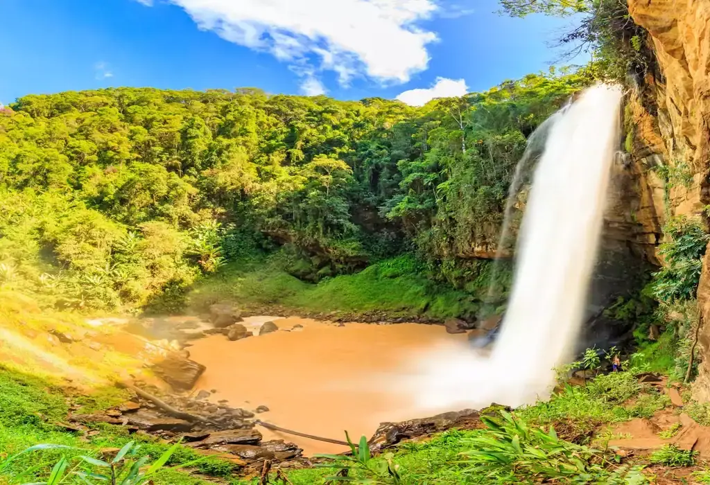 Vista frontal da Cachoeira de Matilde (Engenheiro Reeve) caindo sobre degraus de pedra cercada por mata em Alfredo Chaves.
cachoeiras incríveis a menos de 2h de Vitória