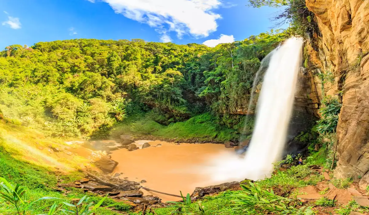 Cachoeira de Matilde em Alfredo Chaves com queda alta, mata verde e mirante