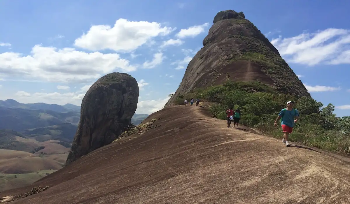 Vista panorâmica da formação rochosa do Frade e a Freira, localizada entre Cachoeiro de Itapemirim e Rio Novo do Sul.