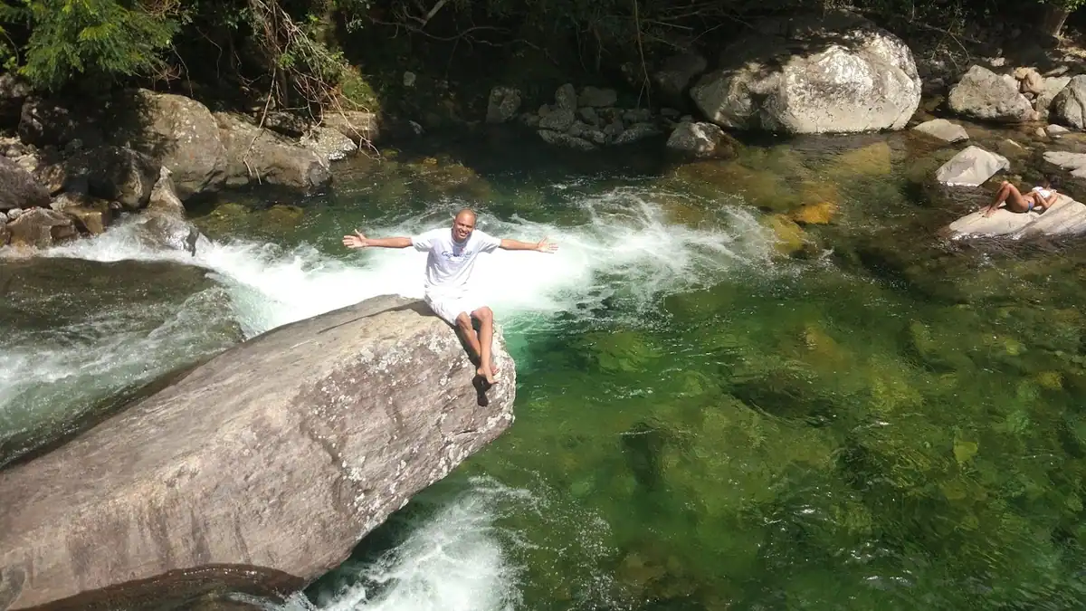 Rio Claro em Iúna com cachoeiras poços naturais e pedras no Caparaó