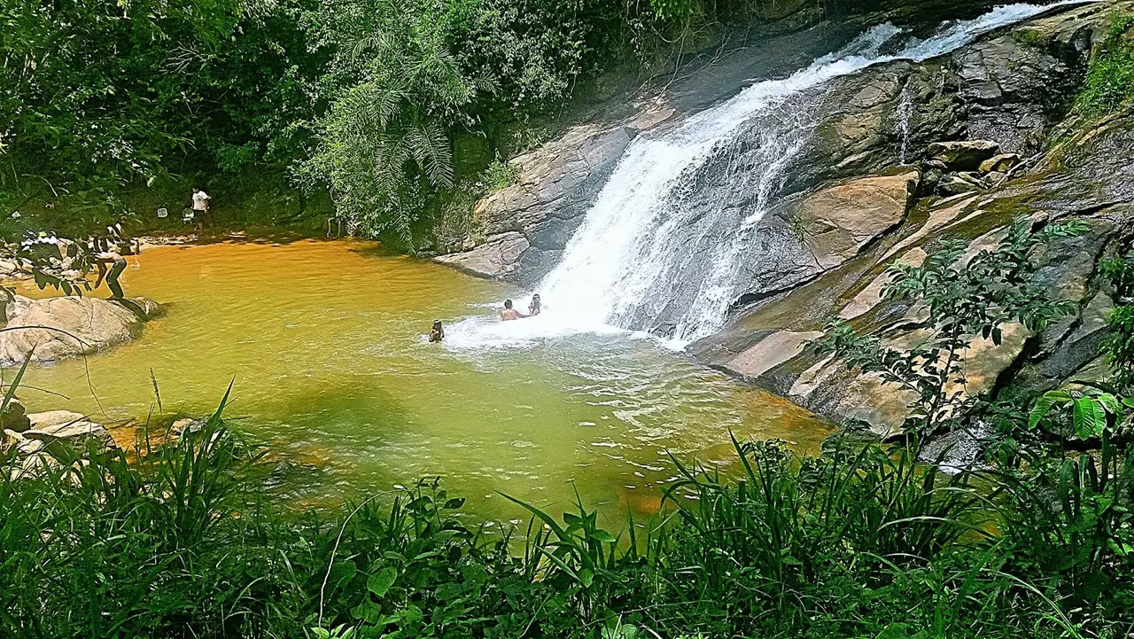 Queda d'água da Cachoeira do Loyola cercada por mata atlântica na zona rural de Viana, Espírito Santo.