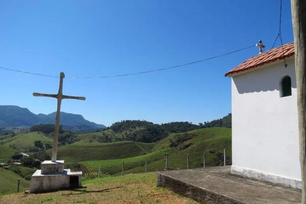 A Capela de Santo Antônio: História e Fé em Ibiraçu 4 igrejinha de Santo Antônio, Ibiraçu capelinha br 101