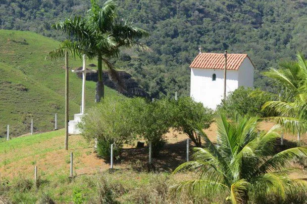 A Capela de Santo Antônio: História e Fé em Ibiraçu 3 igrejinha de Santo Antônio, Ibiraçu capelinha br 101