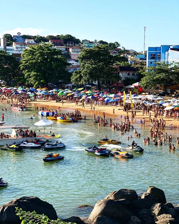 Iriri em Anchieta com mar azul, pedras, areia clara e orla do litoral sul do Espírito Santo