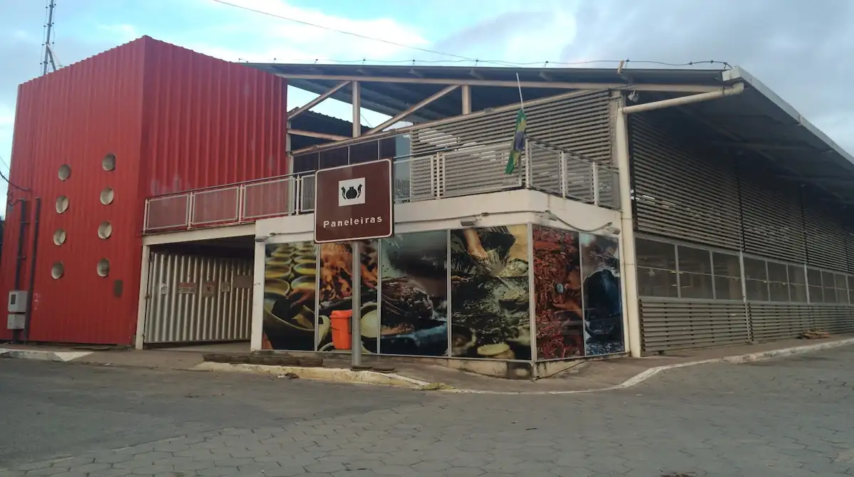 Artesãs das Paneleiras de Goiabeiras modelando panelas de barro manualmente no Galpão em Vitória.