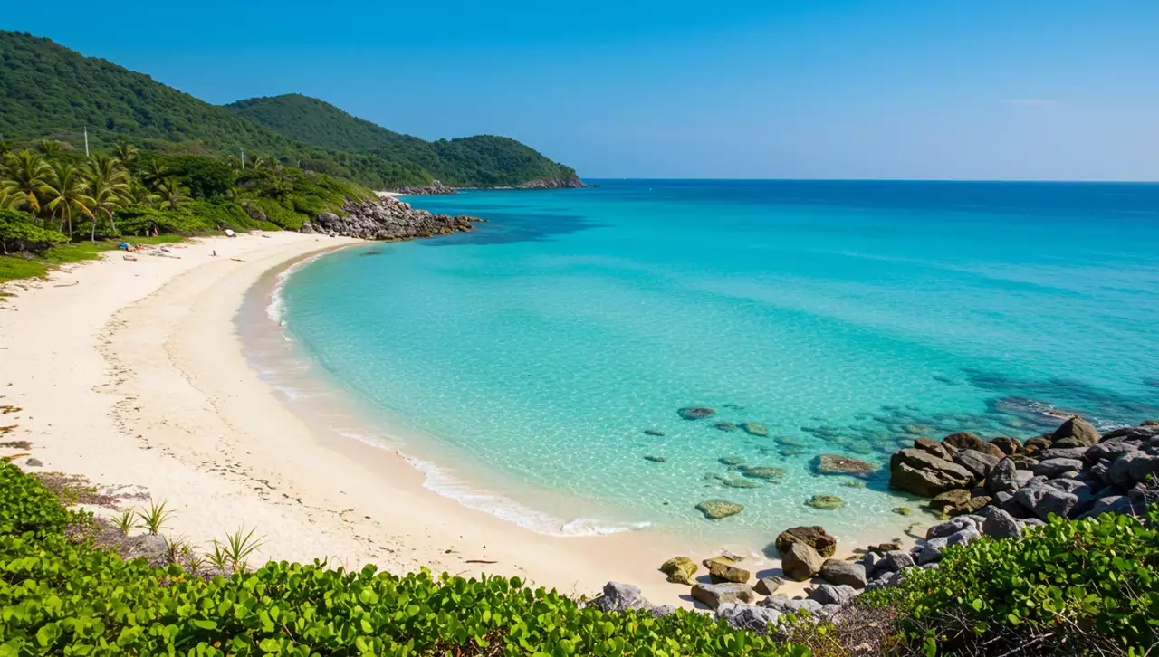 Vista panorâmica da Praia do Forno em Arraial do Cabo com águas azul turquesa, representando as praias mais azuis do Brasil."