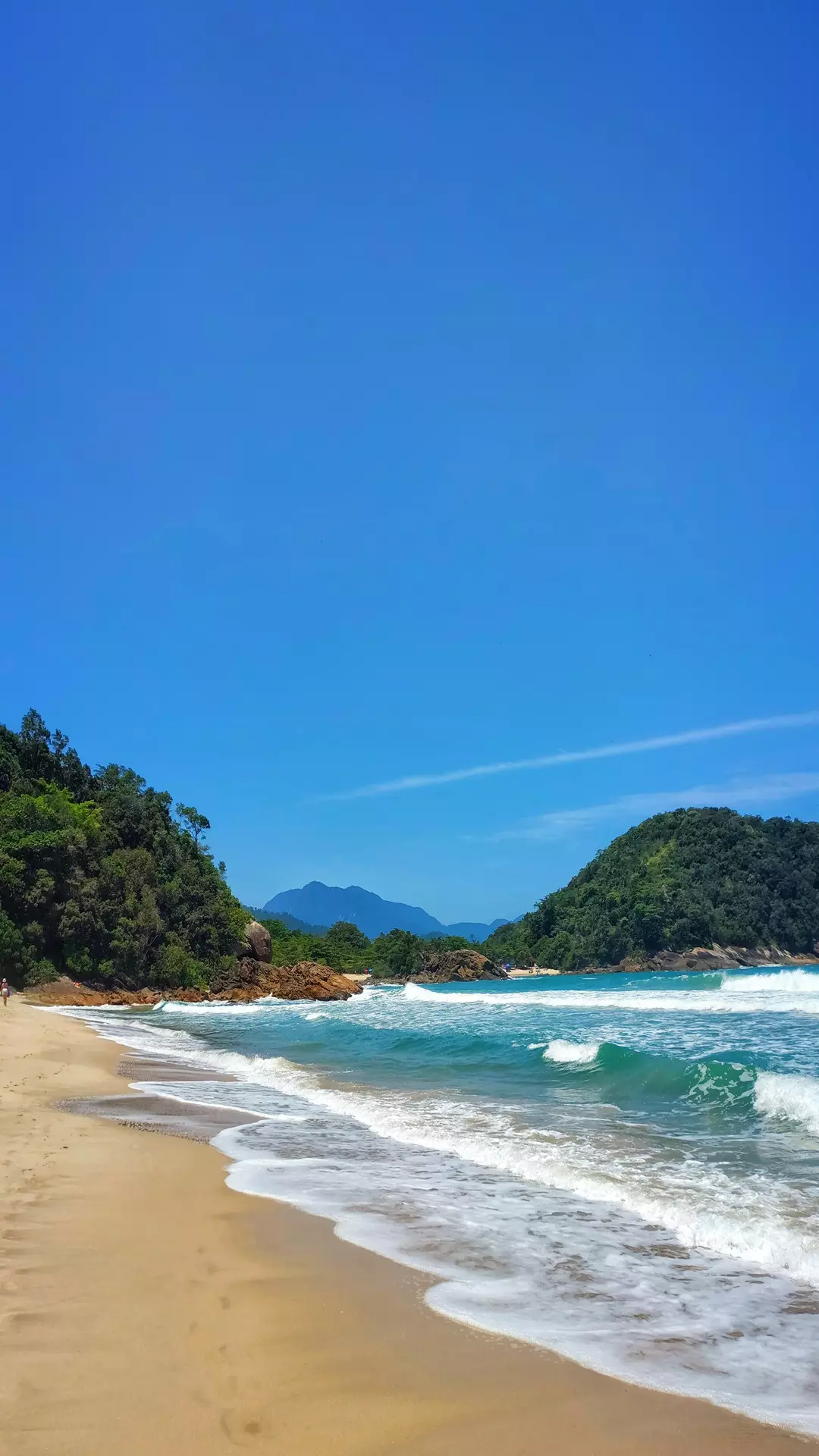 Águas cristalinas da Piscina Natural do Cachadaço em Trindade, Paraty, cercada por pedras e mata atlântica.