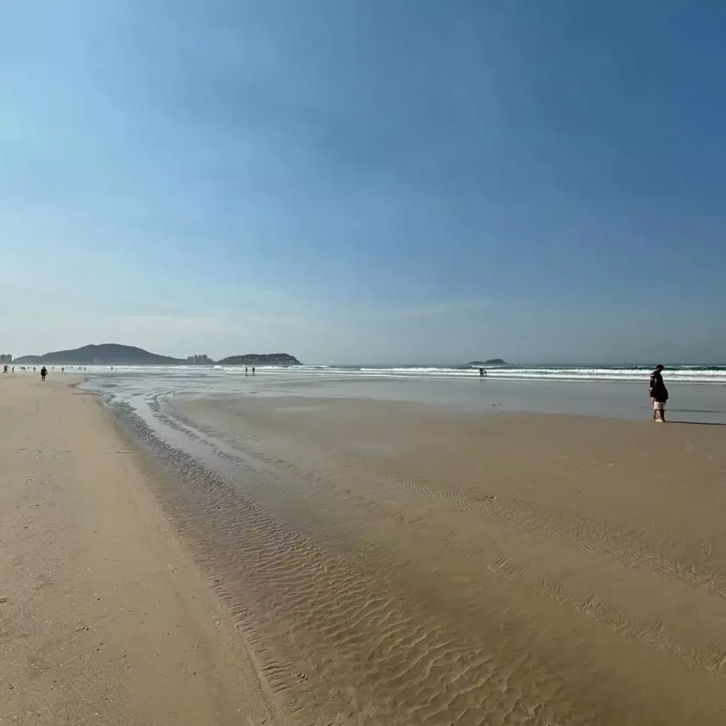 praia da enseada localizada em guaruja