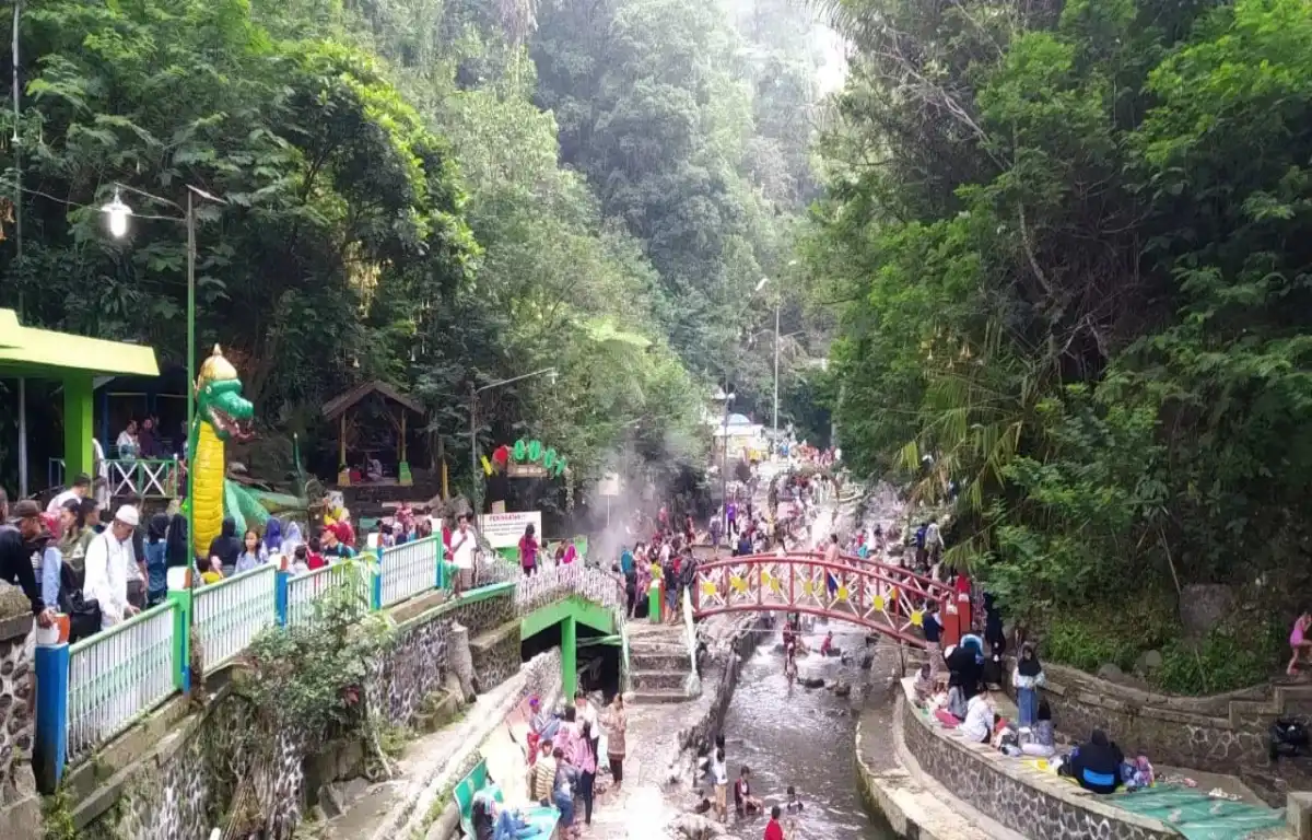 Inundação Repentina Indonésia Devastação em Guci, Tegal