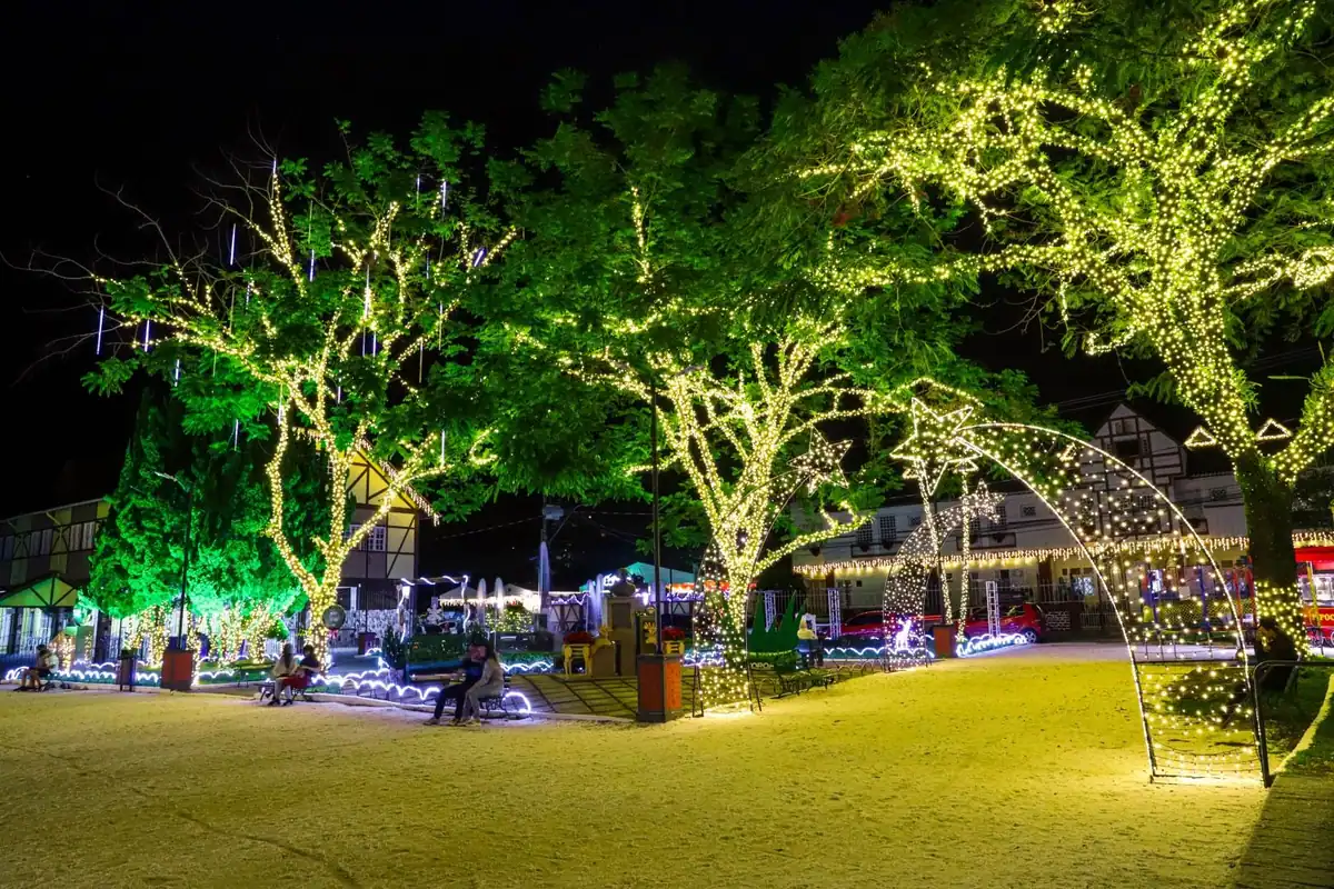 Natal no ES: Onde ver luzes e horários da Missa do Galo hoje (24) 2 Natal no ES: Onde ver luzes e horários da Missa do Galo hoje (24)