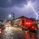 Ilustração de tempestade severa e alagamento em cidade do interior, representando o alerta vermelho no Espírito Santo.