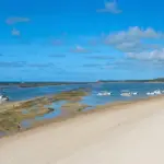 Vista aérea da barreira de recifes formando piscinas naturais na Barra de São Miguel, litoral sul de Alagoas.