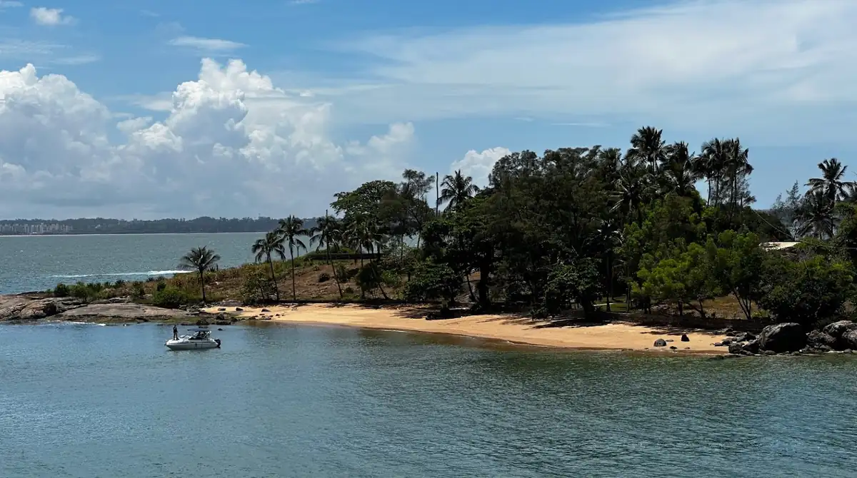 Vista aérea da Ilha da Baleia, popularmente conhecida como Ilha da Xuxa, na Baía de Vitória, Espírito Santo.