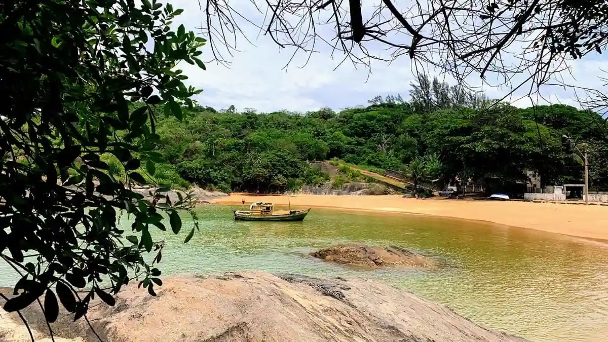 Família brincando na beira do mar calmo em uma praia do Espírito Santo, ideal para crianças. praias seguras para crianças no Espírito Santo