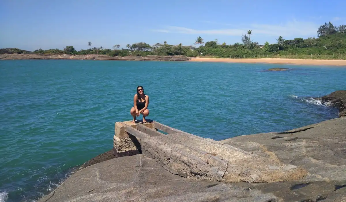 Vista paradisíaca das Três Praias em Guarapari, com águas verdes e vegetação nativa. Pontos Turísticos em Guarapari para Visitar