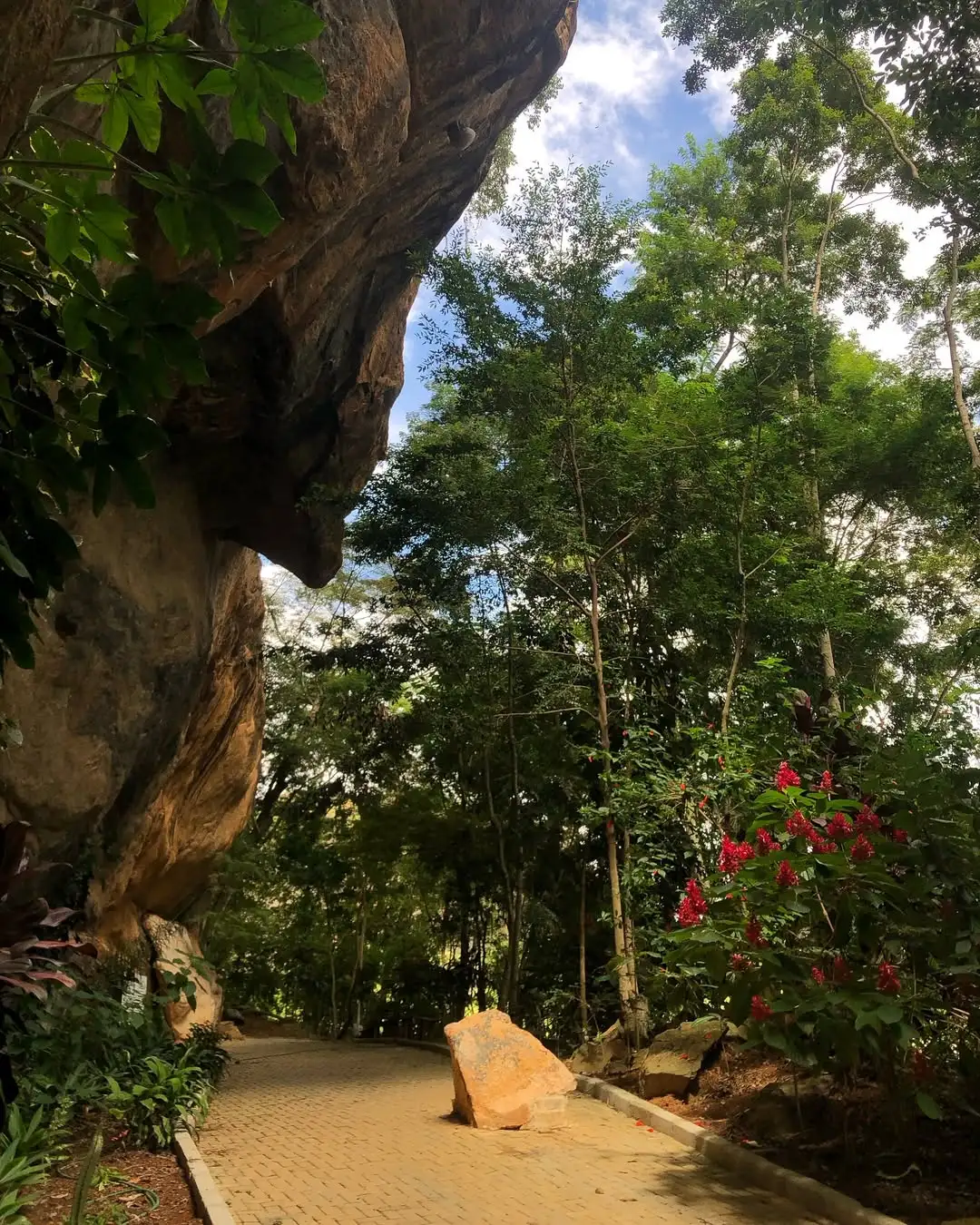 Santuário Água Santa em Iúna com natureza e espaço religioso